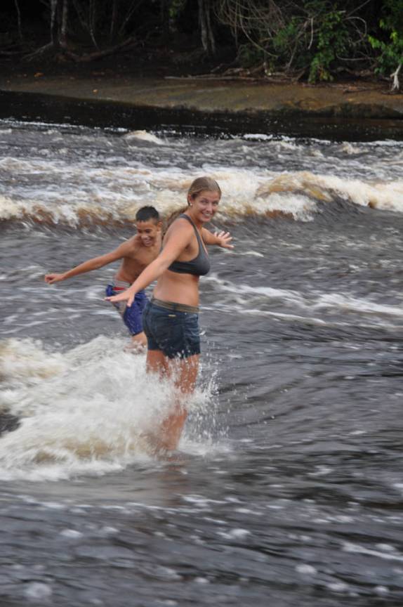 Divertindo-se nas corredeiras do rio Urubuí, em Presidente Figueiredo - AM